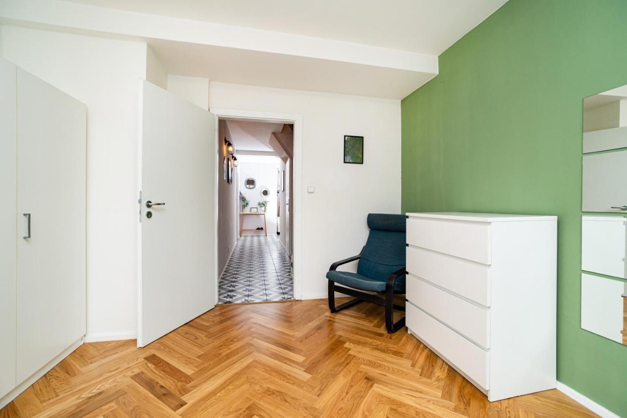 Central, Spacious, Modern 5 Bedrm Duplex W/Balcony Прага Екстер'єр фото